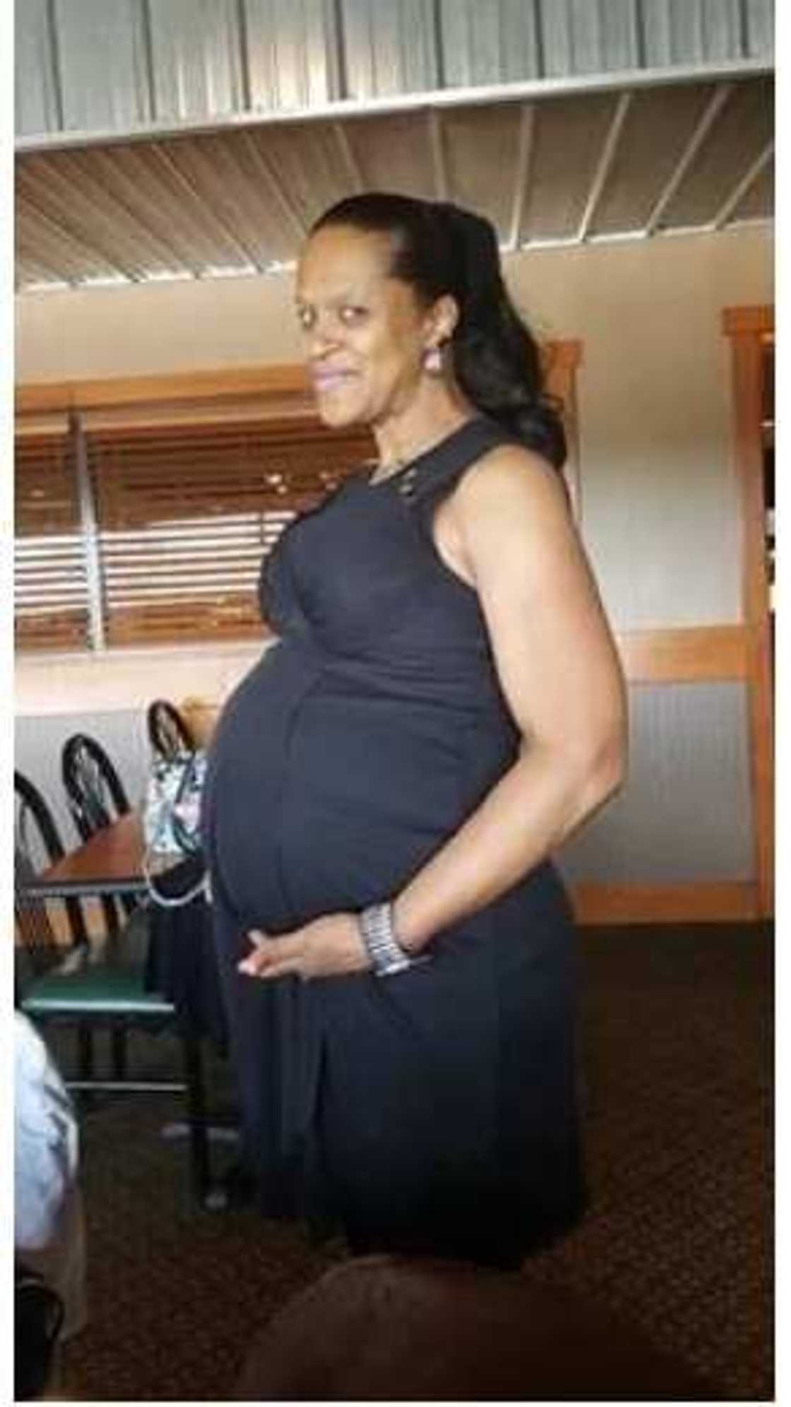 Ga fa hotunan wata mata maishekaru 59 da ta samu ciki Ga fa hotunan wata mata maishekaru 59 da ta samu ciki