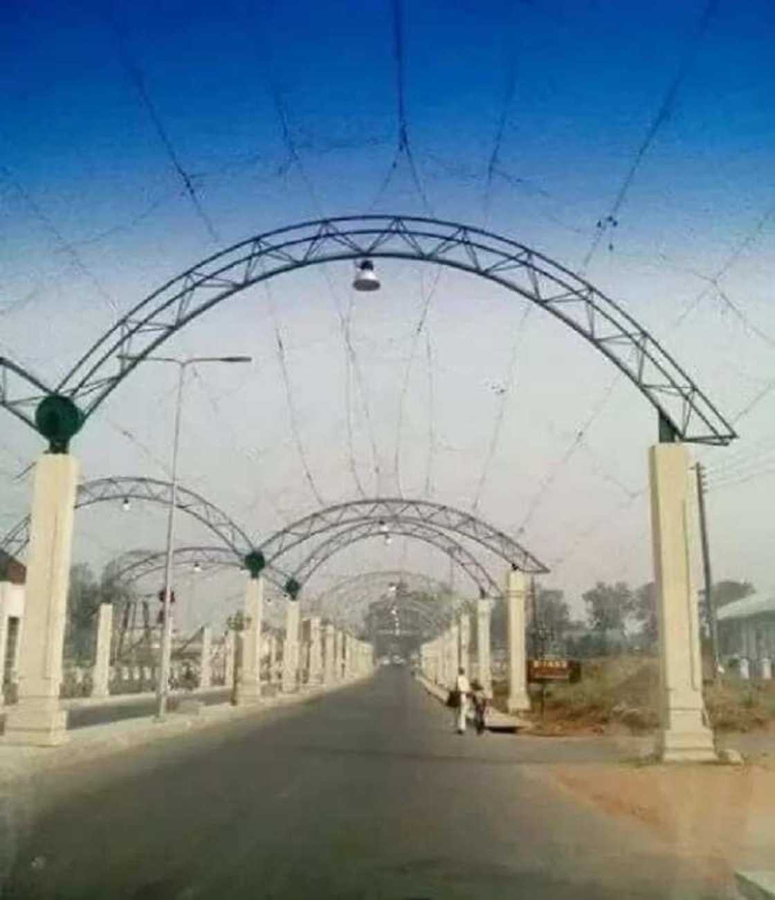 Ko me Ganduje ake ginawa a kan babban titin birnin Kano? Ko me Ganduje ake ginawa a kan babban titin birnin Kano?