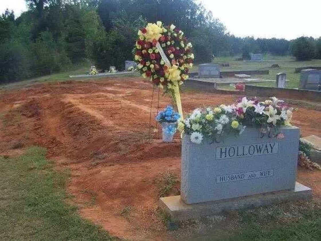 Elderly man buried in his beloved car (photos)