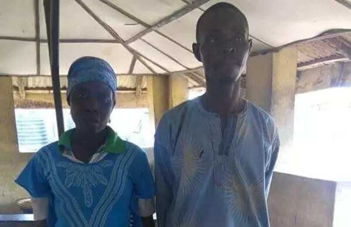 Rashin Imani: Wani Uba da matarsa sun ɗaure yarinya a cikin buhu don yin tsafin kuɗi da ita Rashin Imani: Wani Uba da matarsa sun ɗaure yarinya a cikin buhu don yin tsafin kuɗi da ita