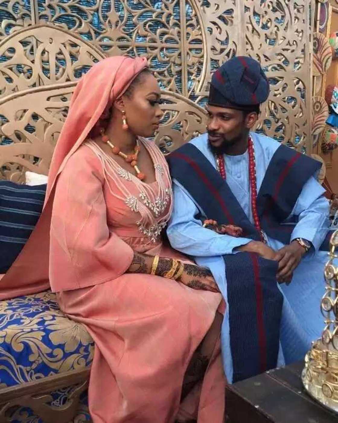 Kwankwaso ya maida martini ga auren yar Ganduje, ya yi ba’a ga ma’auratan da sunan “zawarawa” Kwankwaso ya maida martini ga auren yar Ganduje, ya yi ba’a ga ma’auratan da sunan “zawarawa”