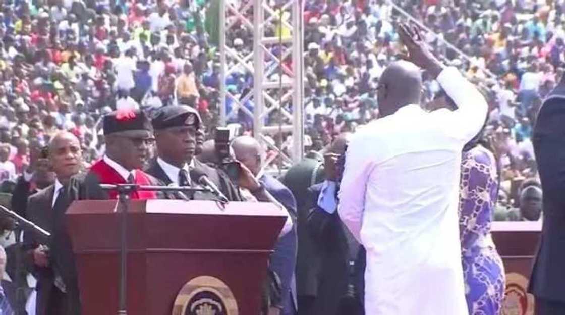 Shugaba George Weah na Liberiya ya yanke wa kansa albashi Shugaba George Weah na Liberiya ya yanke wa kansa albashi