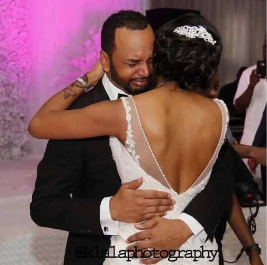 Ango da kuka a bikinsa Ango da kuka a bikinsa