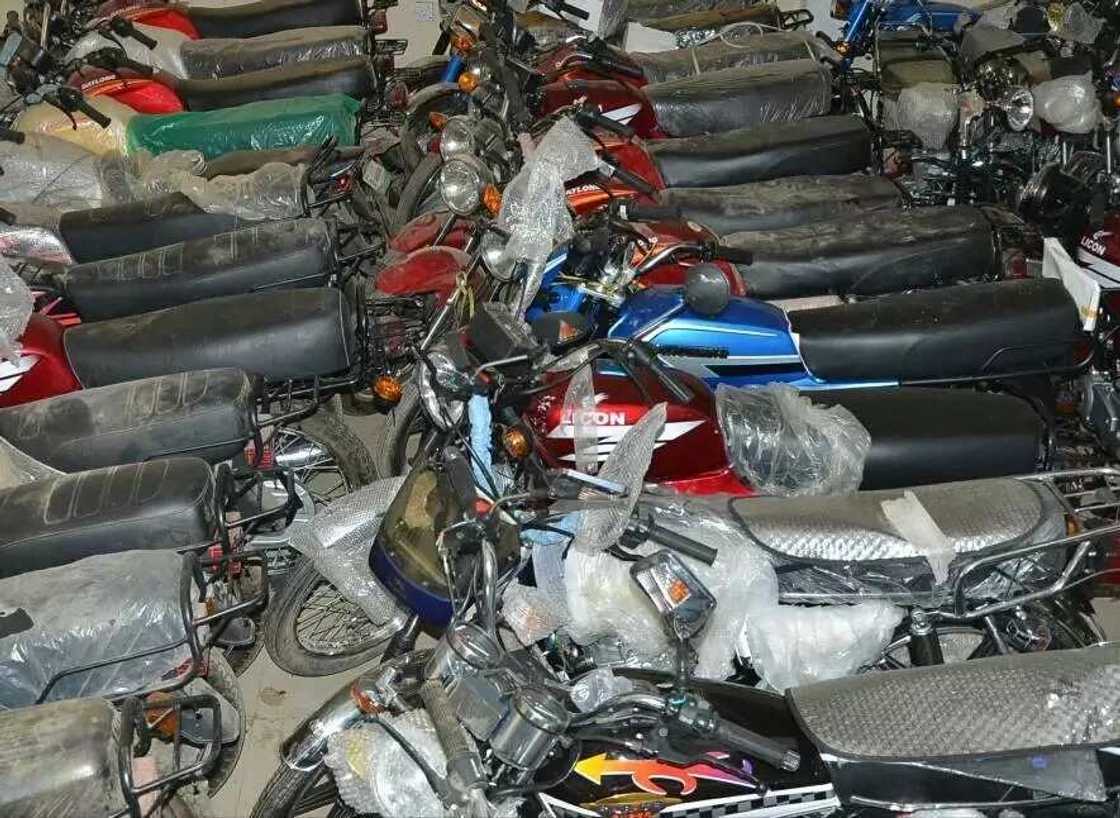 Dan majalisar wakilai Honarabul Sani Danlami ya tallafa wa mutane 700 daga mazabarsa Katsina ta tsakiya (Hotuna) Dan majalisar wakilai Honarabul Sani Danlami ya tallafa wa mutane 700 daga mazabarsa Katsina ta tsakiya (Hotuna)