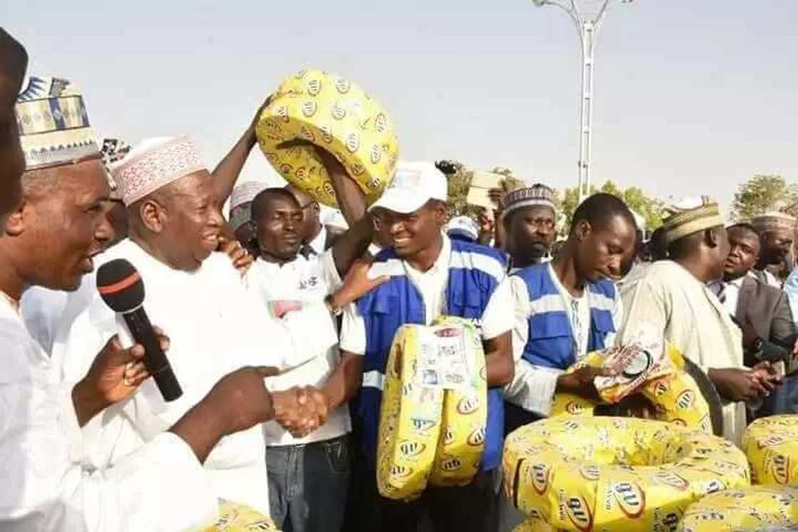 Gwamna Ganduje ya taimaka wa masu sana'ar A Daidaita Sahu a jihar Kano Gwamna Ganduje ya taimaka wa masu sana'ar A Daidaita Sahu a jihar Kano