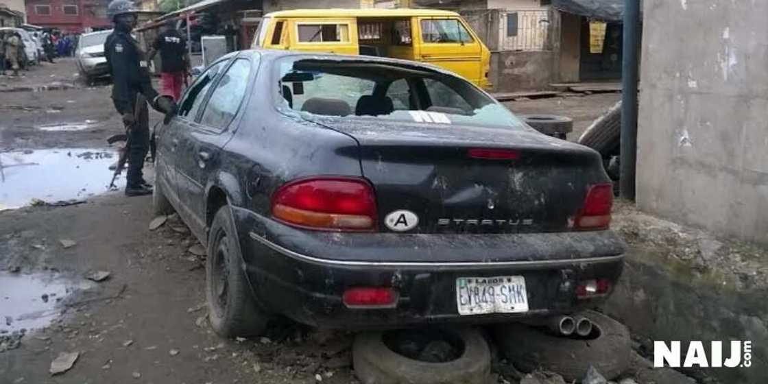 BREAKING: Houses burnt as Yoruba, Igbos clash in Mushin BREAKING: Houses burnt as Yoruba, Igbos clash in Mushin