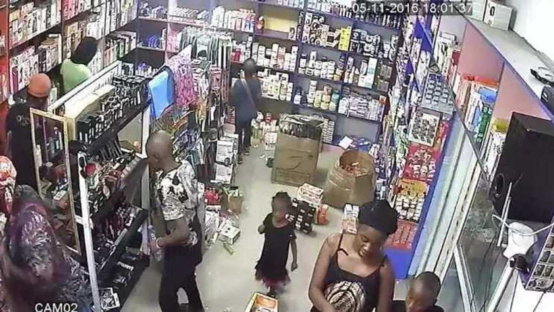 An kama wata mata a Abuja da yara suna satan kaya a wani b An kama wata mata a Abuja da yara suna satan kaya a wani b