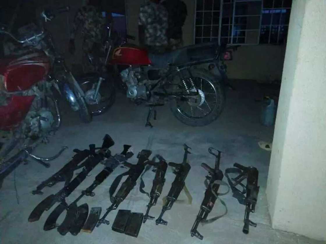 Dakarun sojin sun kara yiwa mayakan kungiyar Boko Haram 23 raga-raga, duba hotunan makaman da aka samu Dakarun sojin sun kara yiwa mayakan kungiyar Boko Haram 23 raga-raga, duba hotunan makaman da aka samu