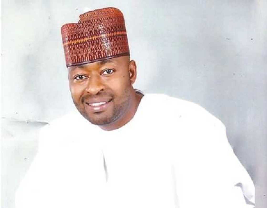 Dan majalisa ya goyi bayan tazarcen Buhari da motoci 100 Dan majalisa ya goyi bayan tazarcen Buhari da motoci 100