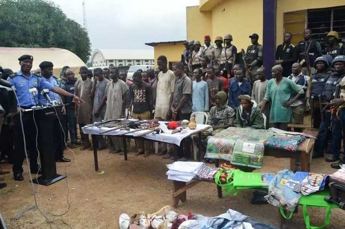 Rundunar Ýansandan Najeriya ta daka wawa akan wasu masu garkuwa da mutane (Hotuna) Rundunar Ýansandan Najeriya ta daka wawa akan wasu masu garkuwa da mutane (Hotuna)