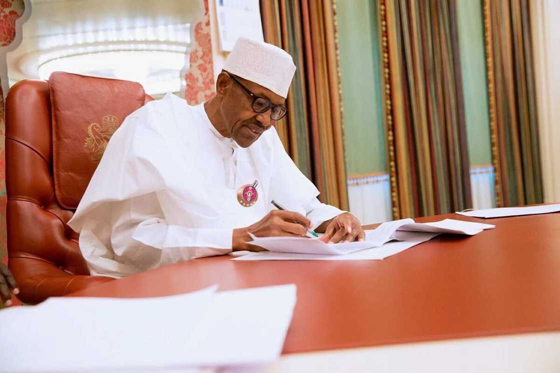 Naira scarcity: Nigerians accuse FG of investing in MMM Naira scarcity: Nigerians accuse FG of investing in MMM