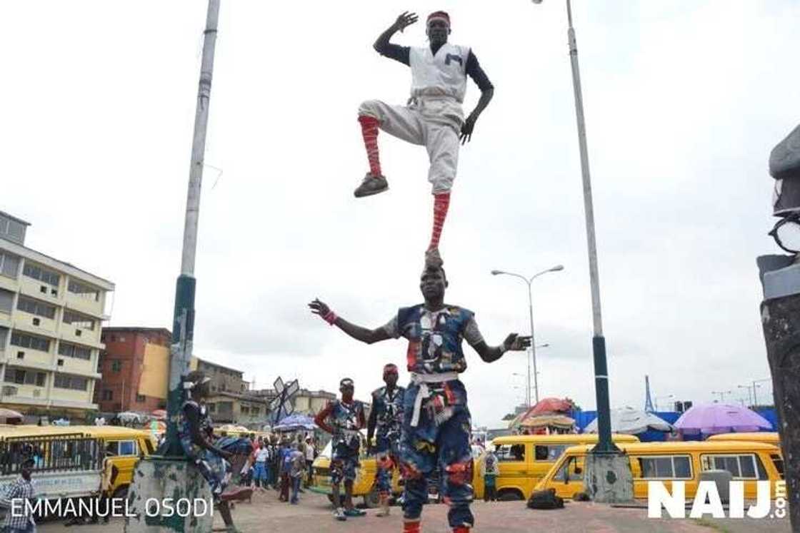 Meet 29-year-old Abu Sefua, the leader of a Hausa performing group that entertains people in Lagos (photos) Meet 29-year-old Abu Sefua, the leader of a Hausa performing group that entertains people in Lagos (photos)