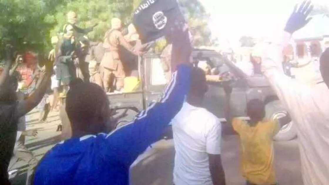 Hotunan mazauna garin Dapchi yayinda suke daga ma yan ta’addan Boko Haram hannu lokacin da suke barin garin Hotunan mazauna garin Dapchi yayinda suke daga ma yan ta’addan Boko Haram hannu lokacin da suke barin garin