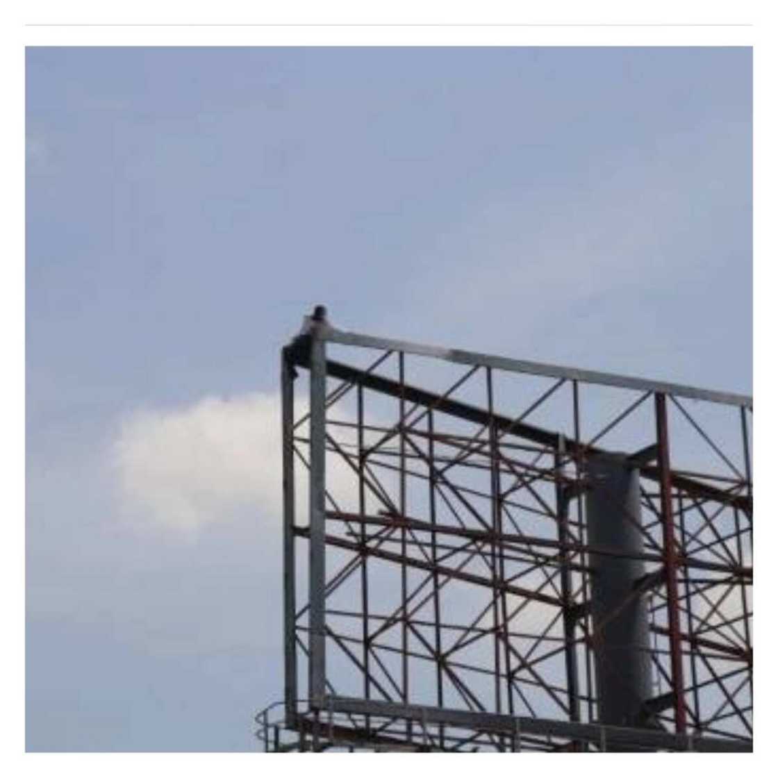 Wanda ya haye kan wani dogon karfe ya yi barzanar dirowa kasa muddin Buhari bai yi murabus ba Wanda ya haye kan wani dogon karfe ya yi barzanar dirowa kasa muddin Buhari bai yi murabus ba