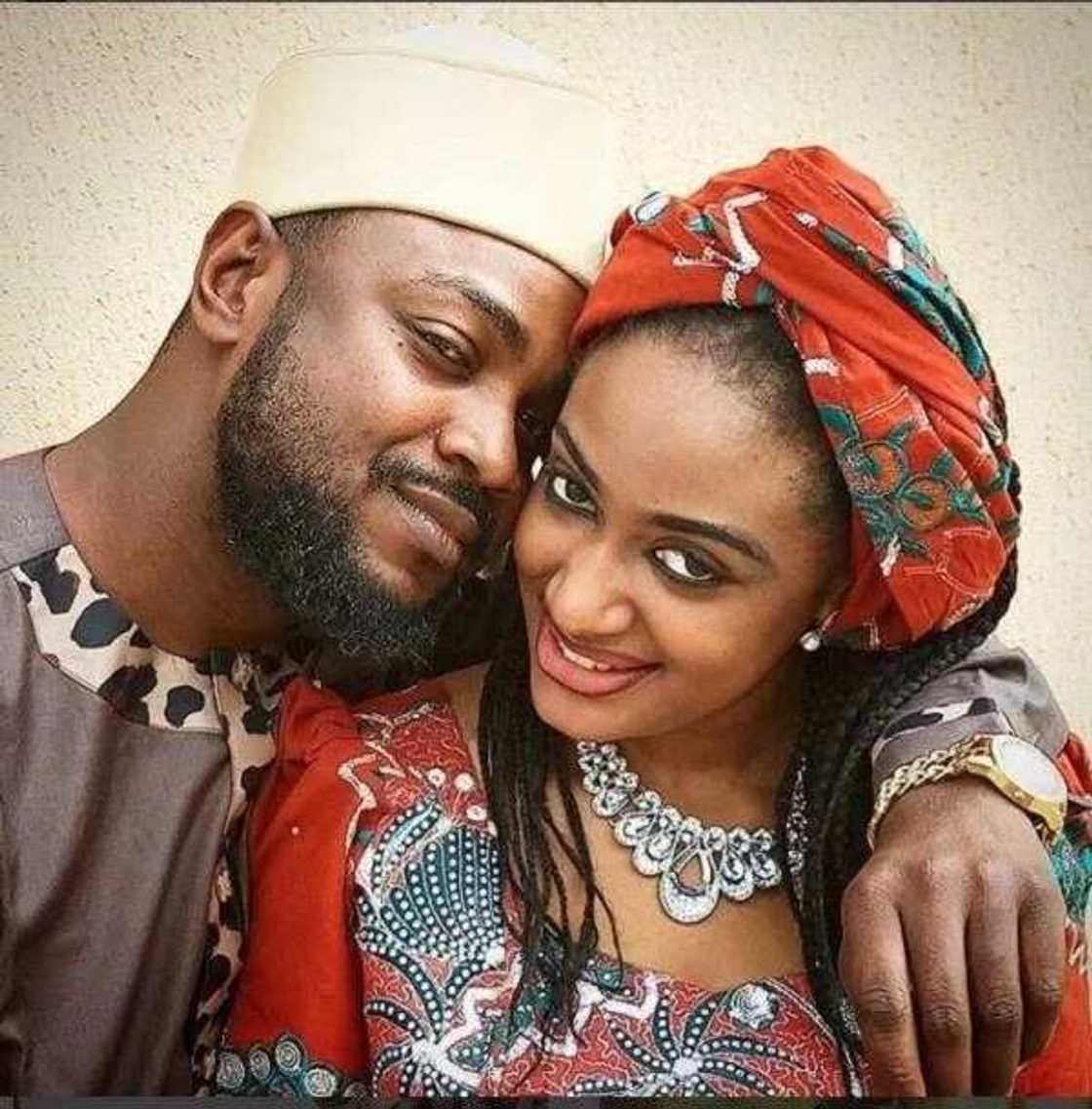 Dandalin Kannywood: Jarumi Adama A. Zango ya baiwa mahaifiyar sa kyautar tsaleliyar motar alfarma Dandalin Kannywood: Jarumi Adama A. Zango ya baiwa mahaifiyar sa kyautar tsaleliyar motar alfarma