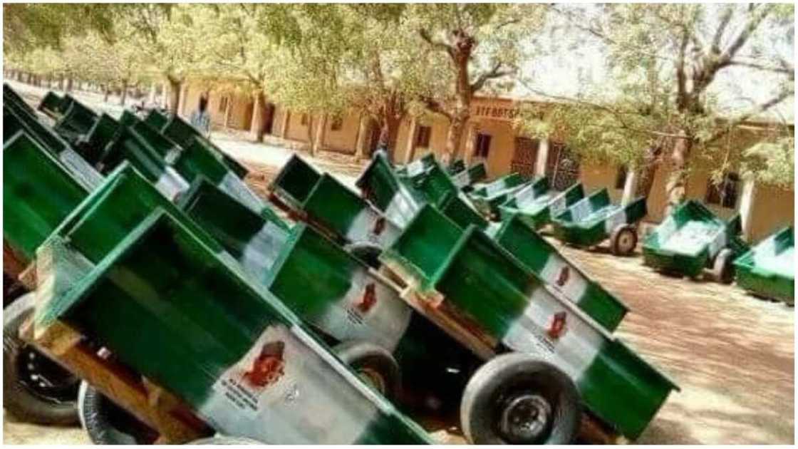 Bauchi state governor empowers youths, farmers with ‘brand new wheelbarrows’, tractors (photos) Bauchi state governor empowers youths, farmers with ‘brand new wheelbarrows’, tractors (photos)