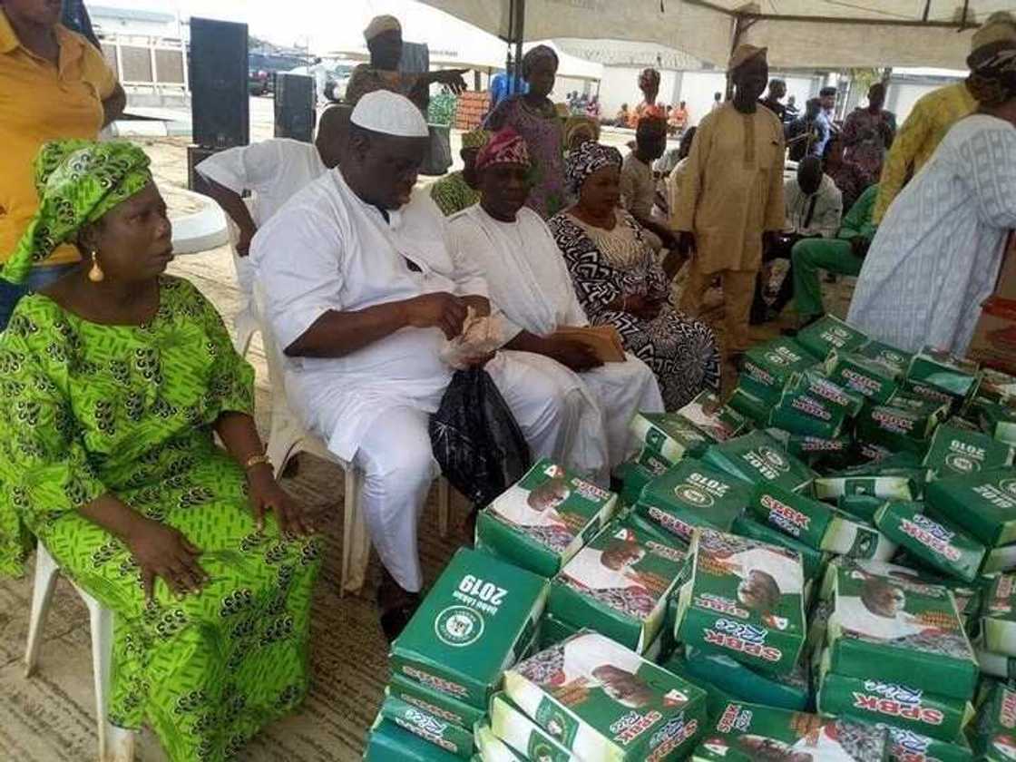 2019: Nigerian senator takes to the street to share N500 notes as 'dividends of democracy' (photos) 2019: Nigerian senator takes to the street to share N500 notes as 'dividends of democracy' (photos)