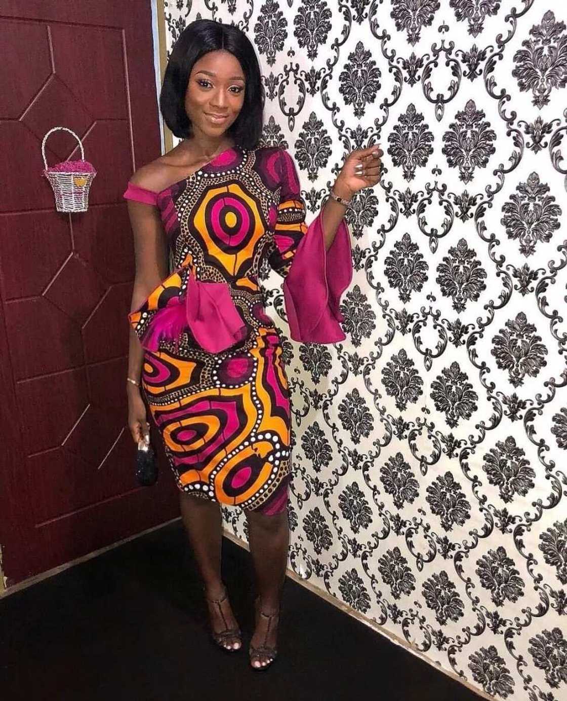 Dress-case with a peplum Dress-case with a peplum