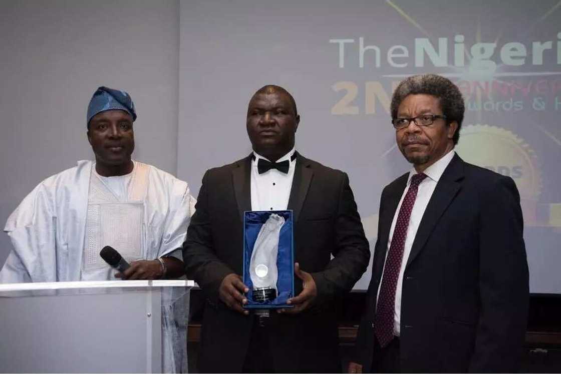 Wata Kungiya a Kasar Ingila ta ba Janar Buratai kyauta Wata Kungiya a Kasar Ingila ta ba Janar Buratai kyauta