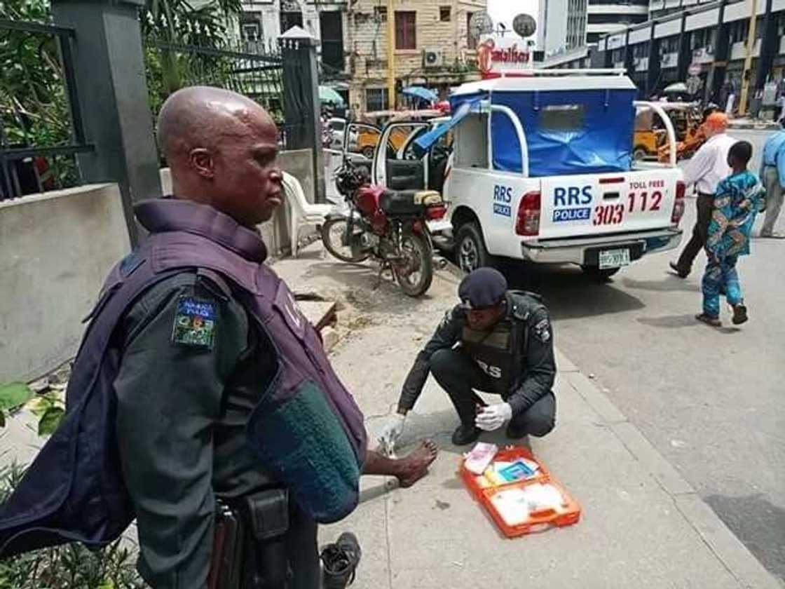 Nigerian police man spotted helping an accident victim Nigerian police man spotted helping an accident victim