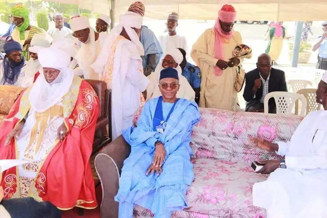 Gwamna El-Rufai ya raba ma Sarakunan jihar Kaduna motocin alfarma (Hotuna) Gwamna El-Rufai ya raba ma Sarakunan jihar Kaduna motocin alfarma (Hotuna)