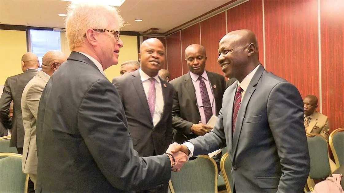 EFCC zata hada karfi da karfe da kasar Ingila wurin kawo karshen cin hanci a Najeriya EFCC zata hada karfi da karfe da kasar Ingila wurin kawo karshen cin hanci a Najeriya