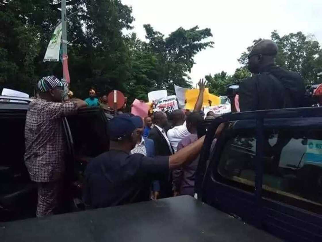 Breaking: Benue youths block Ortom from meeting APC leaders in Abuja Breaking: Benue youths block Ortom from meeting APC leaders in Abuja