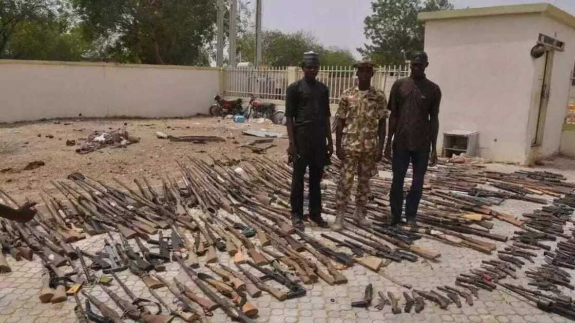 Gungun ýan bindiga da dama sun miƙa wuya ga sojoji a Zamfara, sun ajiye makamai masu yawa Gungun ýan bindiga da dama sun miƙa wuya ga sojoji a Zamfara, sun ajiye makamai masu yawa