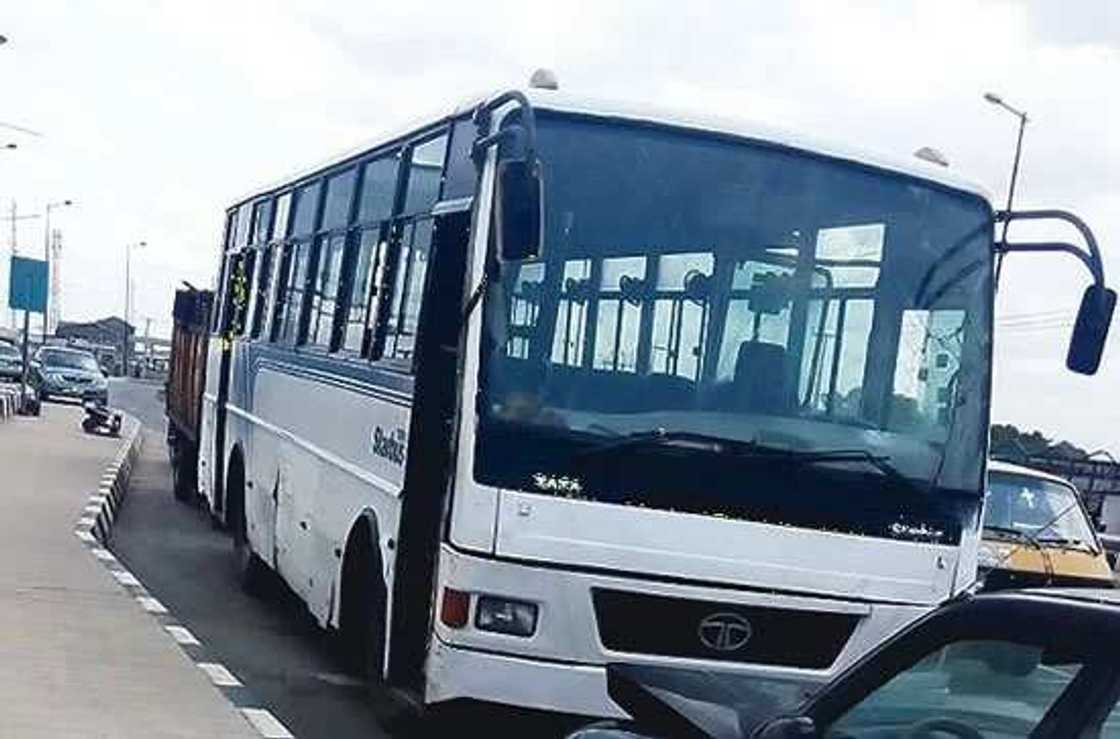 Chaos in Lagos as unknown gunmen attack bus, kill passenger Chaos in Lagos as unknown gunmen attack bus, kill passenger