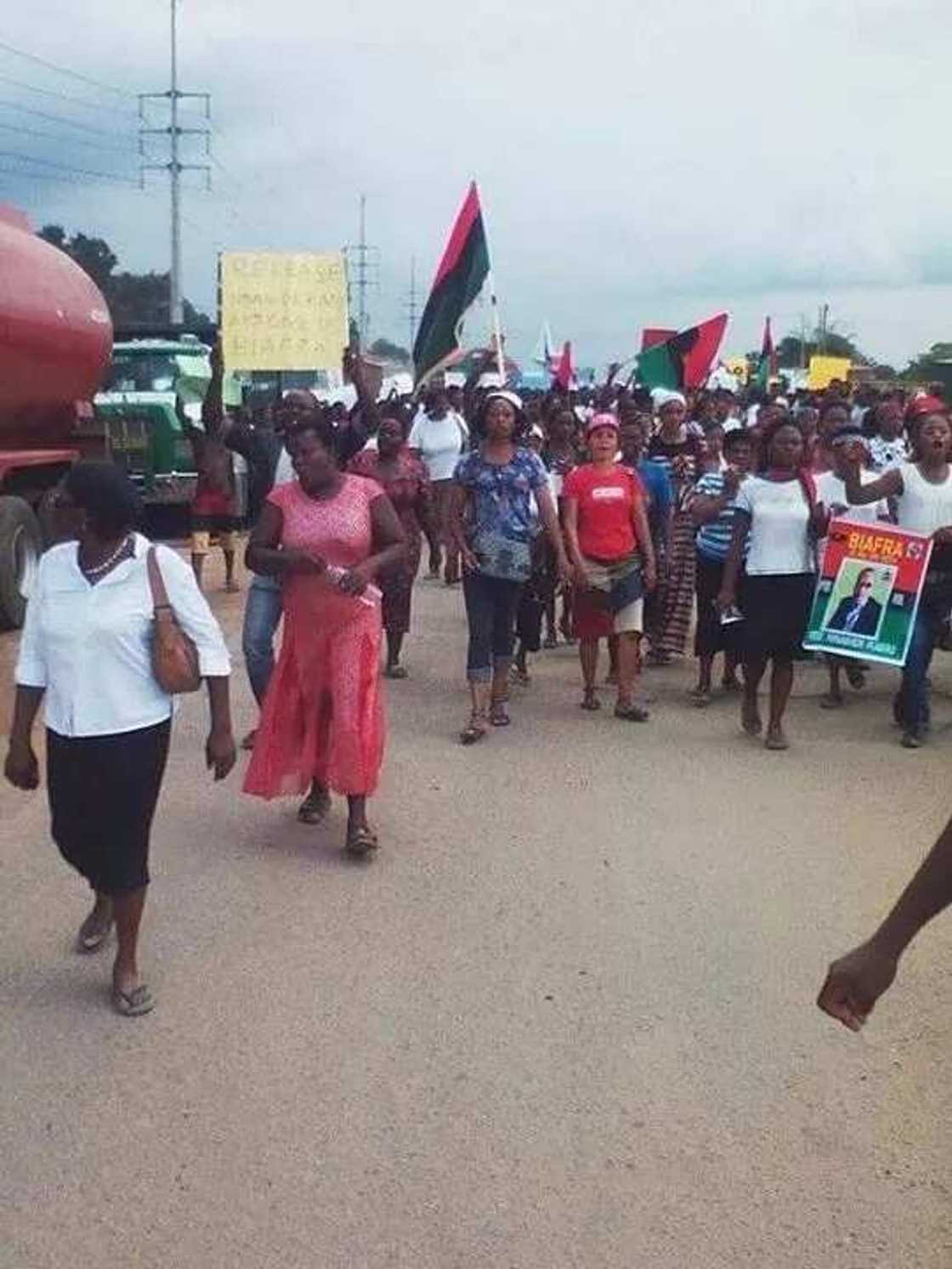 PHOTOS: Pro-Biafra Protesters Move To Aba PHOTOS: Pro-Biafra Protesters Move To Aba
