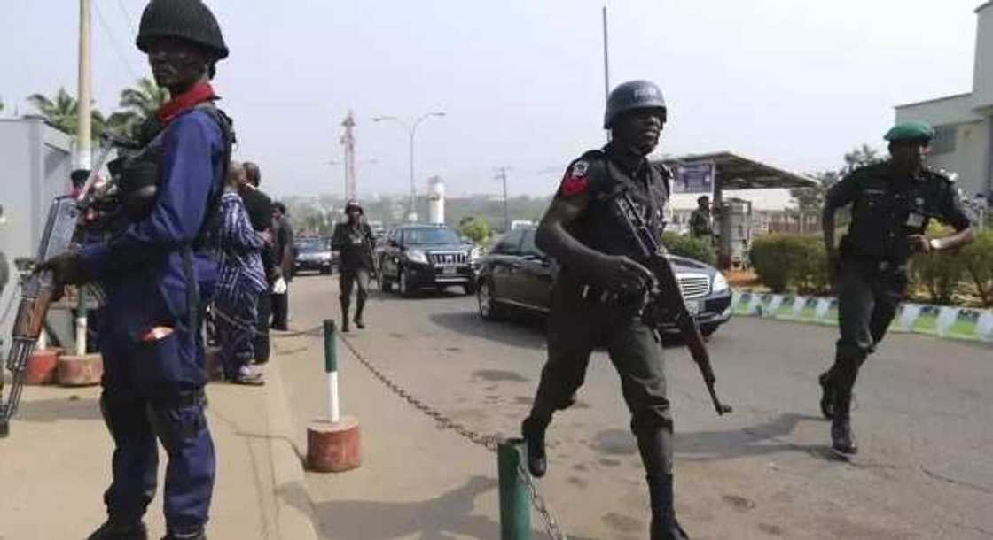 Ta baci: Sojoji da 'yan sanda sunyi musayar wuta Ta baci: Sojoji da 'yan sanda sunyi musayar wuta