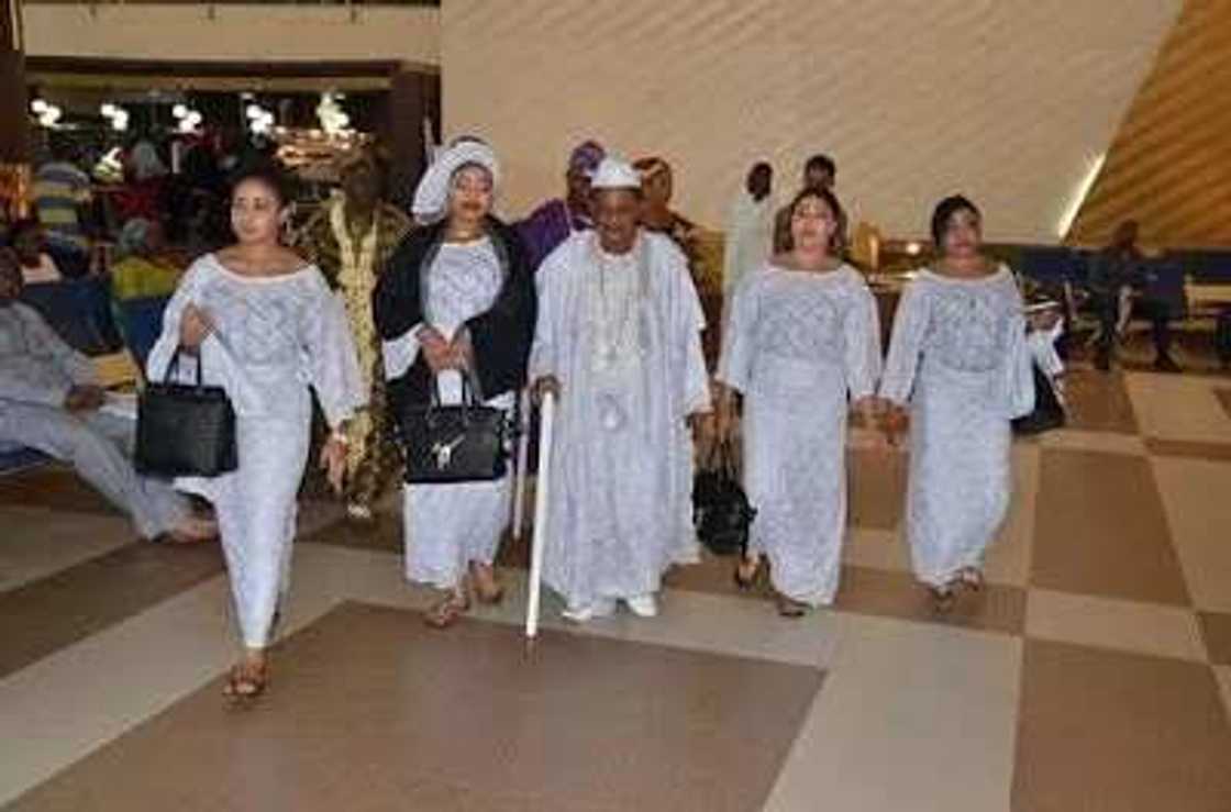 Alaafin Of Oyo Causes Stir With Wives At The Airport