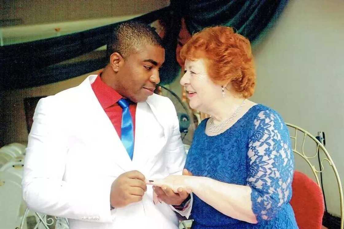 Karanta yadda shauƙin so ya kwashi wani saurayi inaymuri ya auri gyatuma mai shekaru 72 Karanta yadda shauƙin so ya kwashi wani saurayi inaymuri ya auri gyatuma mai shekaru 72