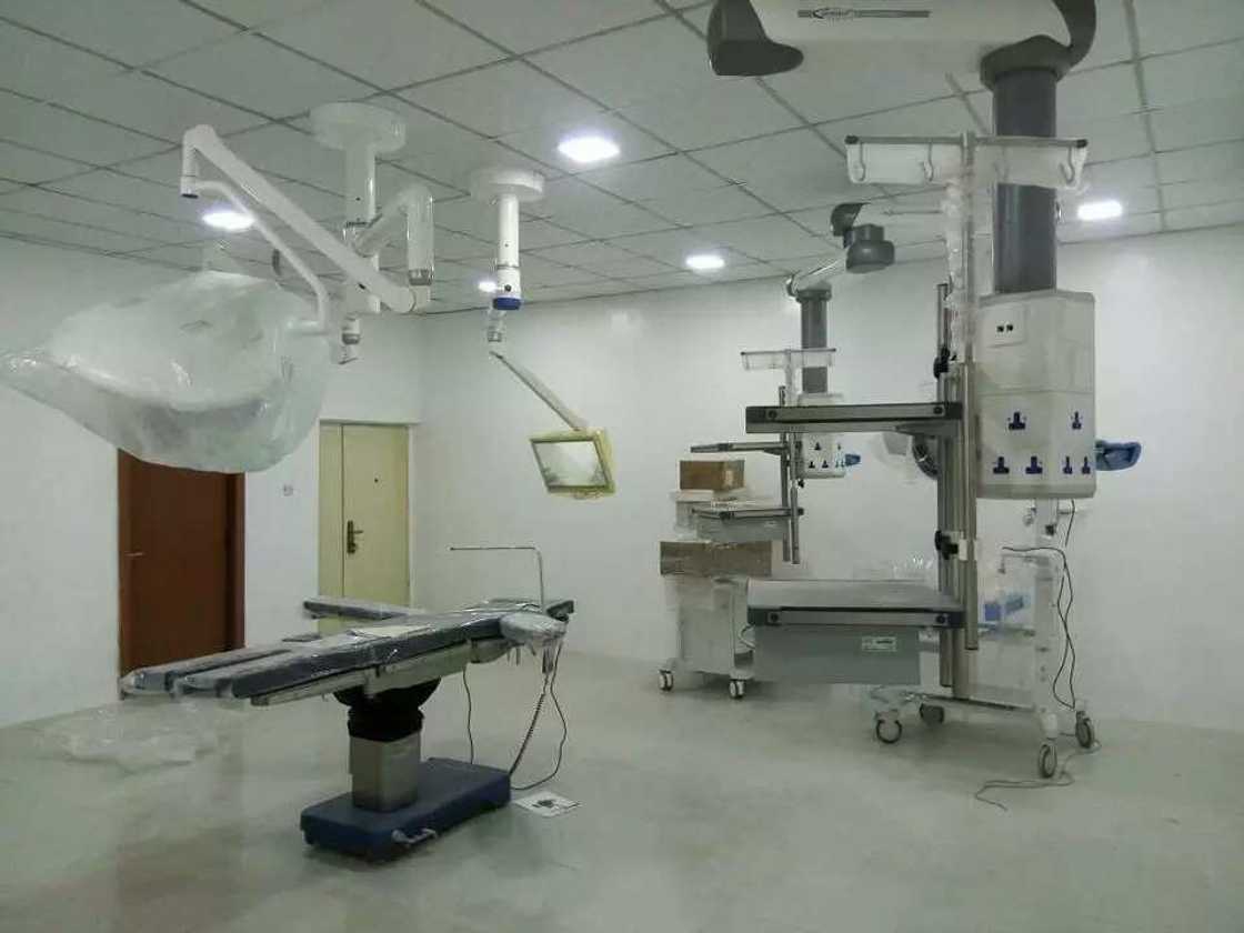 Ganduje da sarkin Kano sun kai ziyara ga sabon asibitin Giginyu da aka kammala kwanan nan (Hotuna) Ganduje da sarkin Kano sun kai ziyara ga sabon asibitin Giginyu da aka kammala kwanan nan (Hotuna)