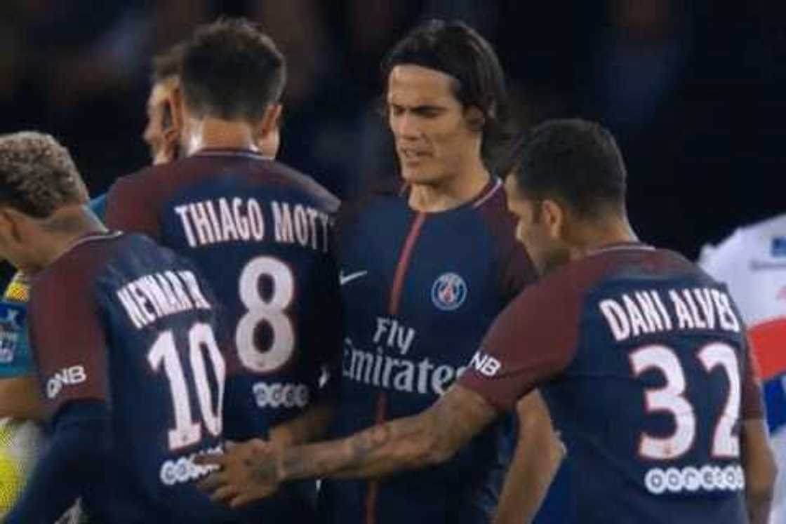 Cavani rejects €1m offer from PSG to hand over penalty duties to Neymar Cavani rejects €1m offer from PSG to hand over penalty duties to Neymar