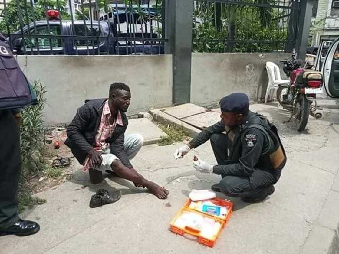 Dan sandan abokin kowa: Yadda wani dan sanda ya bayar da agajin gaggawa yayin wani hatsari (hoto) Dan sandan abokin kowa: Yadda wani dan sanda ya bayar da agajin gaggawa yayin wani hatsari (hoto)