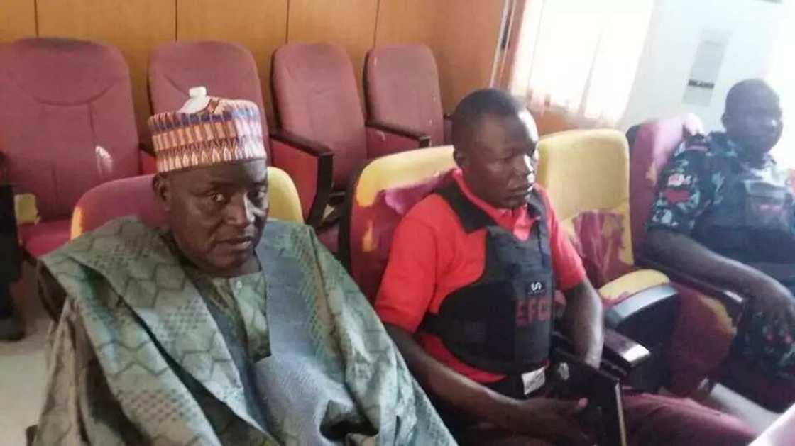 Yanzu Yanzu: Hukumar EFCC ta gurfanar da mataimakingwamnan jihar Bauchi da wasu mutane 4 a gaban kotu (hotuna) Yanzu Yanzu: Hukumar EFCC ta gurfanar da mataimakingwamnan jihar Bauchi da wasu mutane 4 a gaban kotu (hotuna)