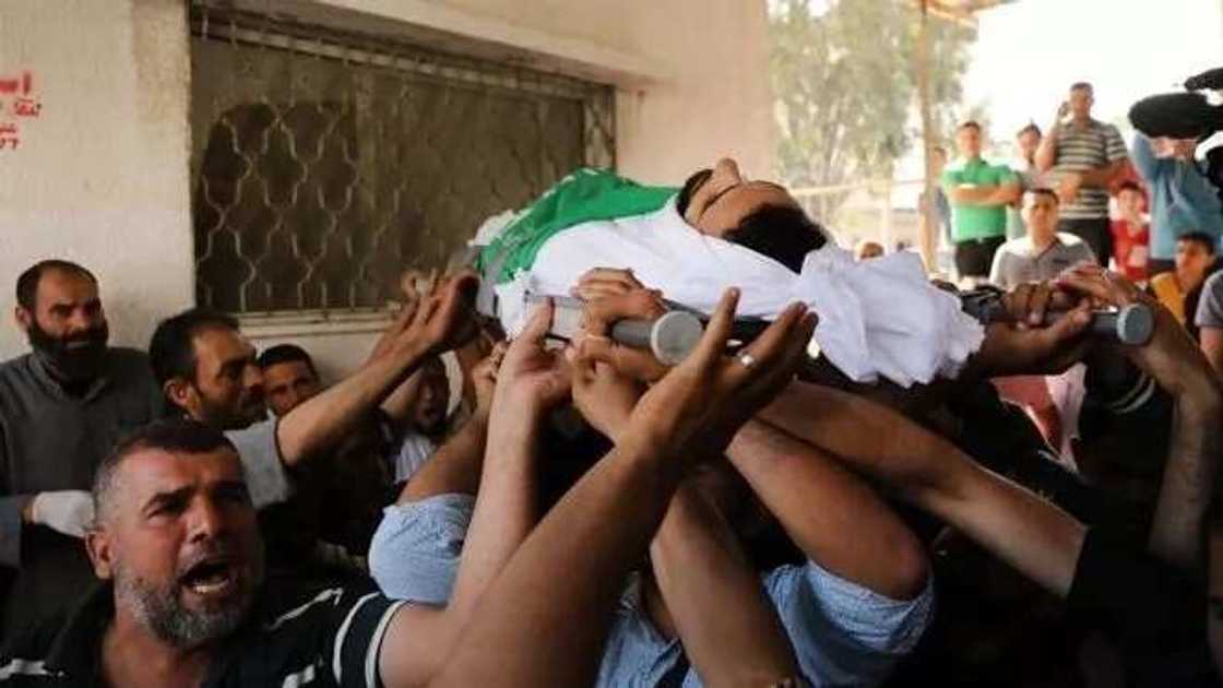 Cikin hawaye da alhini: An yi jana’izar Faladinawa fiye da 50 da Sojin Isra’ila suka yiwa kisan gilla (Hotuna) Cikin hawaye da alhini: An yi jana’izar Faladinawa fiye da 50 da Sojin Isra’ila suka yiwa kisan gilla (Hotuna)