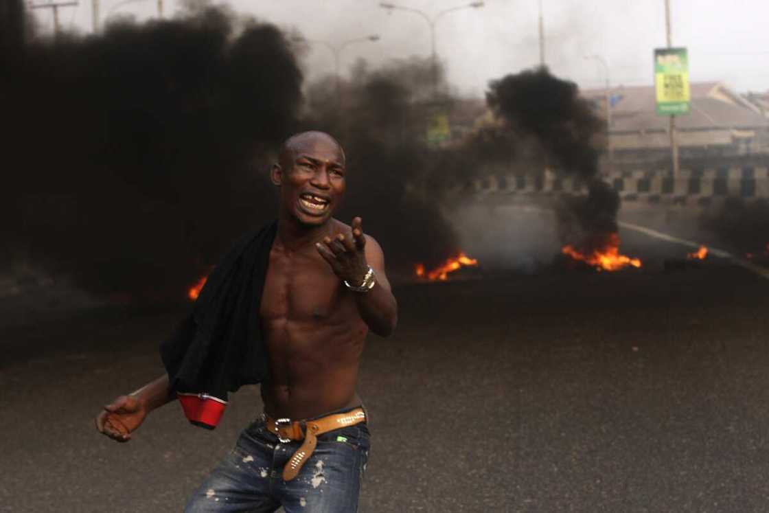 Gungun yan fashi da makami sun kai farmaki wani Banki, sun kashe mutane 2 Gungun yan fashi da makami sun kai farmaki wani Banki, sun kashe mutane 2