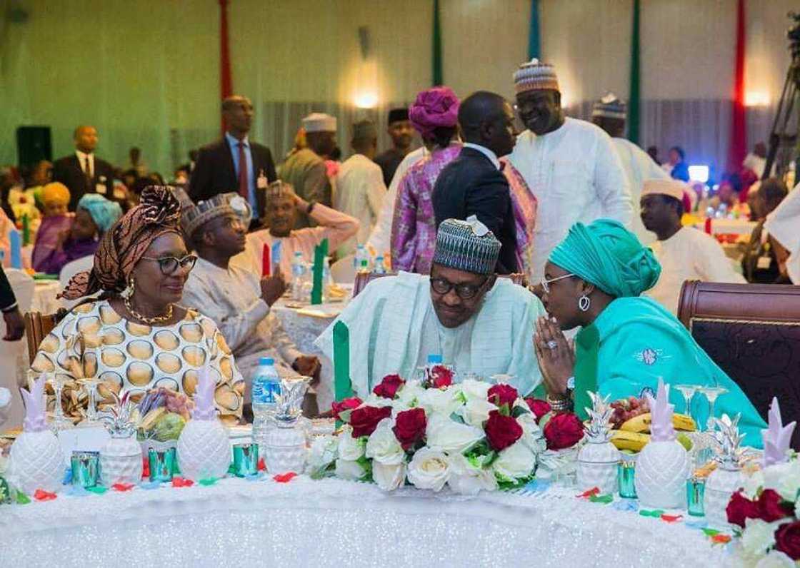 Sakamakon canji: Aisha Buhari ta karrama mawaka da jaruman Kannywood a fadar shugaban kasa Sakamakon canji: Aisha Buhari ta karrama mawaka da jaruman Kannywood a fadar shugaban kasa
