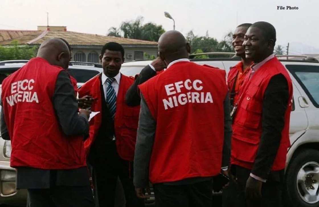 Hukumar EFCC ta rufe gidan Isa Yuguda Hukumar EFCC ta rufe gidan Isa Yuguda