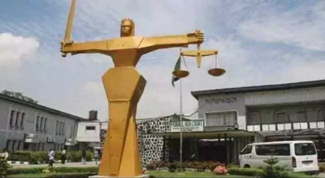 Kotu ta daure shugaban karamar hukuma a gidan yari Kotu ta daure shugaban karamar hukuma a gidan yari