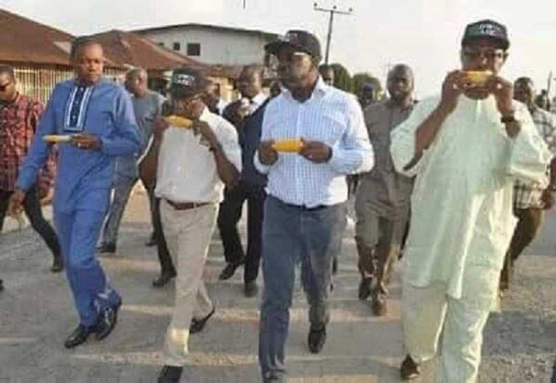 Abubuwan ban mamaki da yan siyasa keyi kafin zabe (hotuna) Abubuwan ban mamaki da yan siyasa keyi kafin zabe (hotuna)