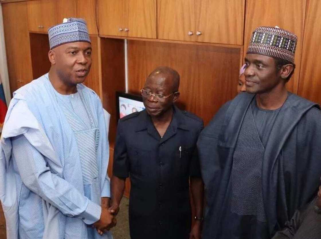 Bukola Saraki: Yan Nigeria sun zuba idanu su ga matsayar da Buhari zai dauka kan Oshiomhole Bukola Saraki: Yan Nigeria sun zuba idanu su ga matsayar da Buhari zai dauka kan Oshiomhole