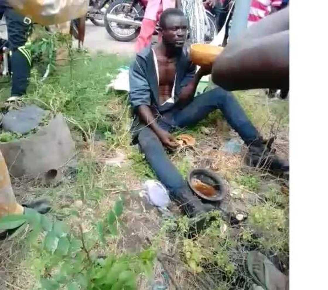 Man pretending to be mad allegedly tries hypnotizing school pupils (photo, video) Man pretending to be mad allegedly tries hypnotizing school pupils (photo, video)