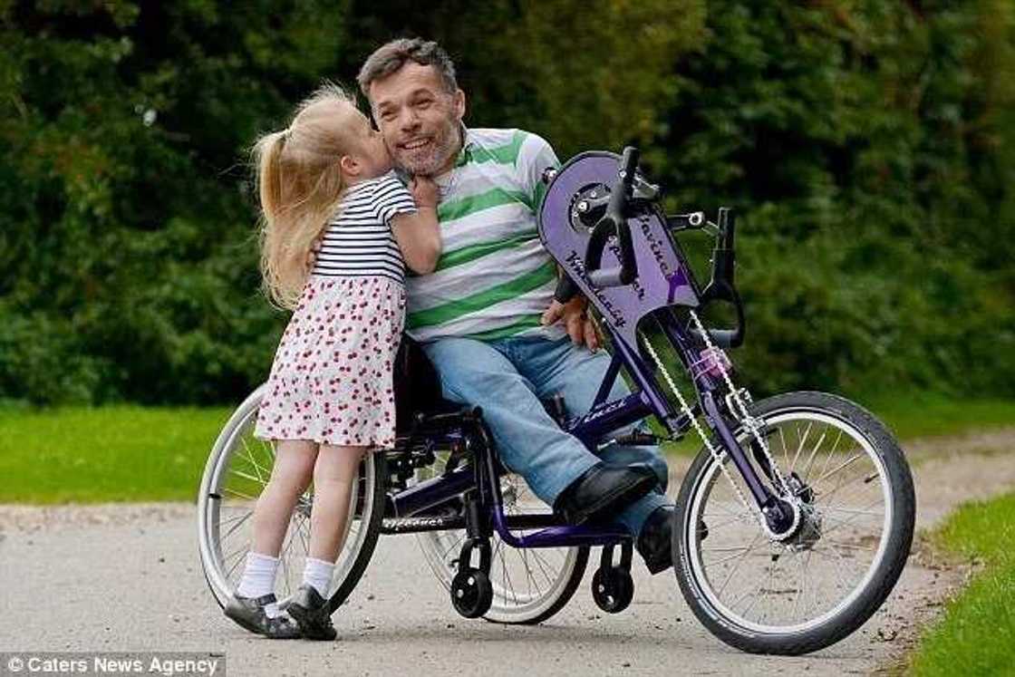 Dwarf Father Shares Special Bond With His 4-Yr-Old Daughter Dwarf Father Shares Special Bond With His 4-Yr-Old Daughter