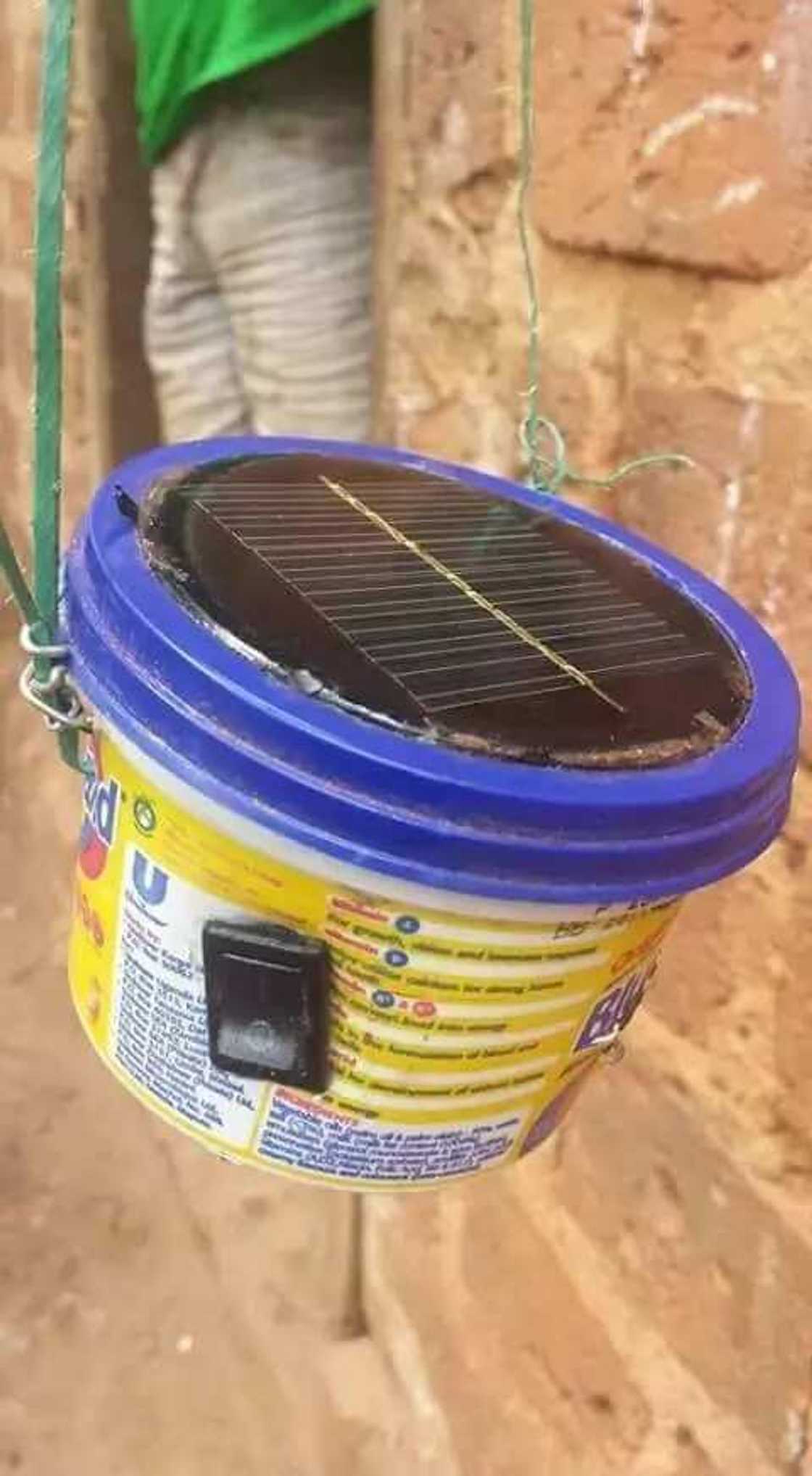 Ƙaramin yaro ya ƙera fitila mai amfani da hasken rana Ƙaramin yaro ya ƙera fitila mai amfani da hasken rana