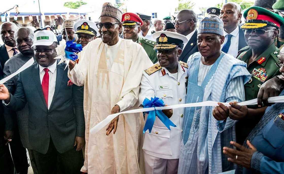 Da dumin sa: Shugaba Buhari ya bude wani katafaren asibiti da rukunin gidaje 100 na sojin sama a Calabar Da dumin sa: Shugaba Buhari ya bude wani katafaren asibiti da rukunin gidaje 100 na sojin sama a Calabar
