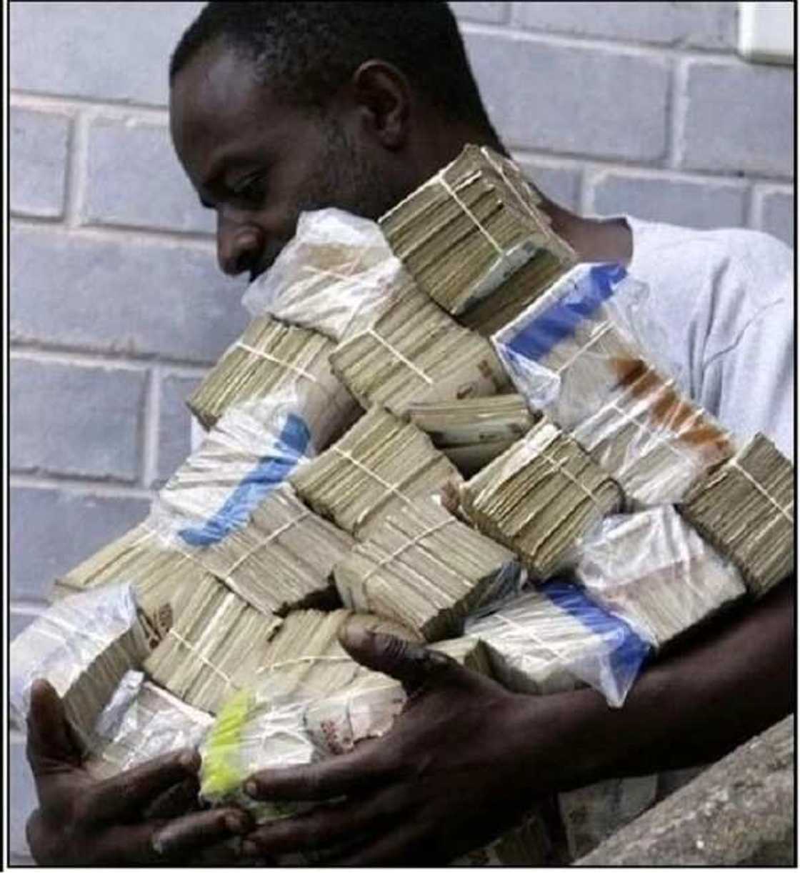 Dubun wani ‘Dan asalin Najeriya da ke yaudarar Jama’a a Turai ta cika Dubun wani ‘Dan asalin Najeriya da ke yaudarar Jama’a a Turai ta cika