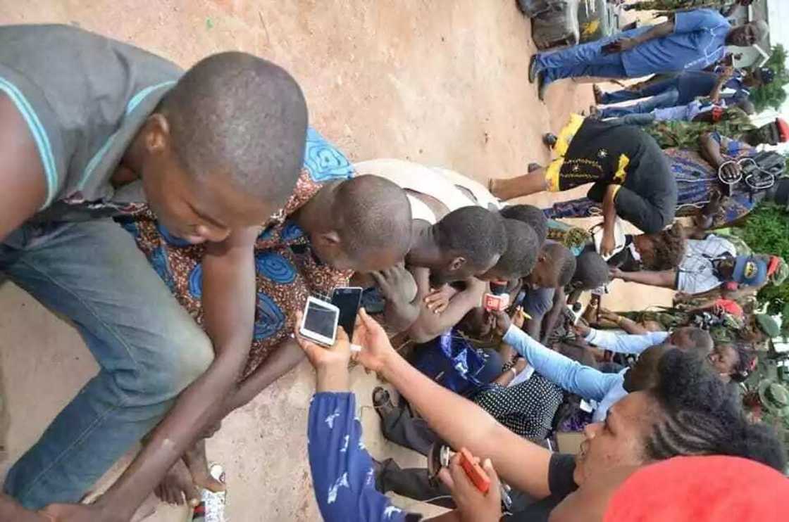 Rundunar soji sunyi nasarar kama ‘yan kungiyar asiri 23, Sojan gona da kuma masu fasa bututun man fetur Rundunar soji sunyi nasarar kama ‘yan kungiyar asiri 23, Sojan gona da kuma masu fasa bututun man fetur